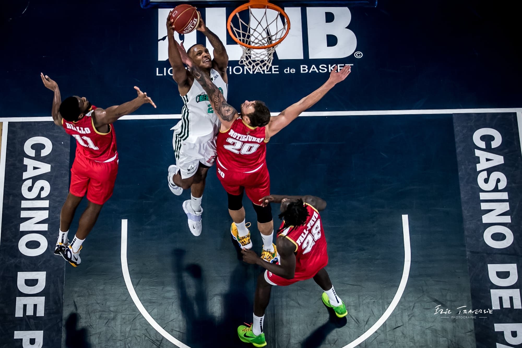 Overhead view of an Élan Béarnais player going up for a dunk through three defenders