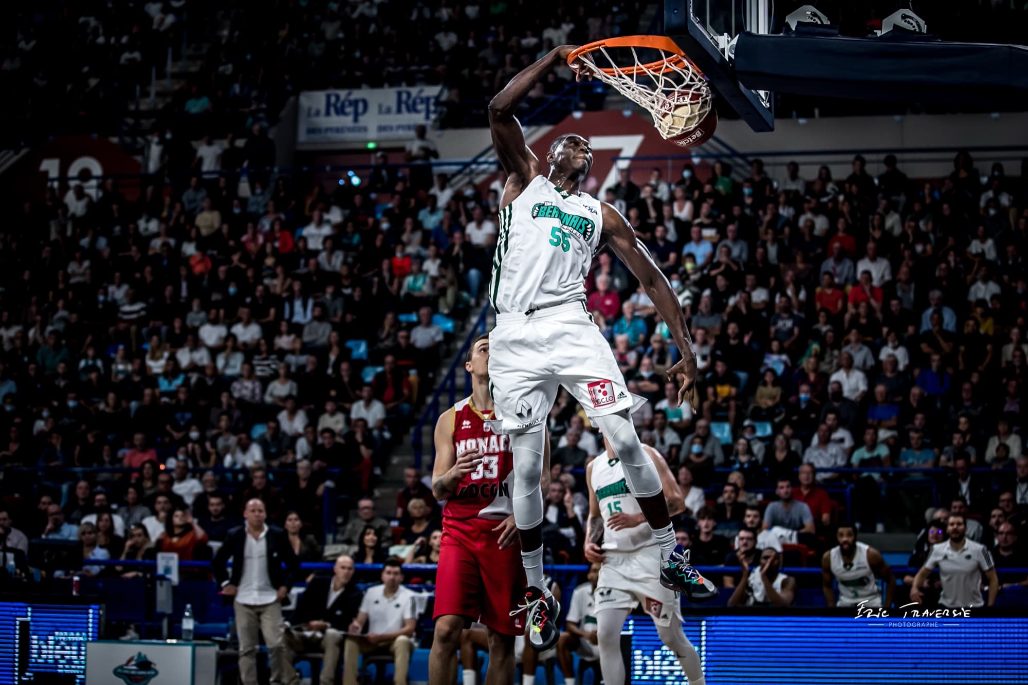 An Élan Béarnais player dunking in front of a packed home crowd